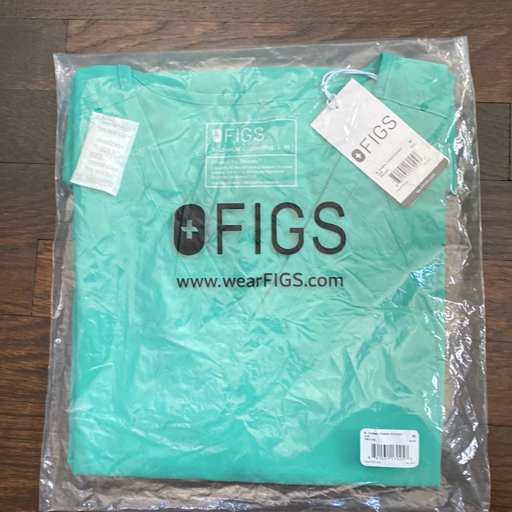 FIGS 3 pocket scrub top NWT